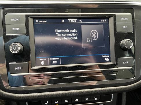 Used 2022 Volkswagen Tiguan S image 33