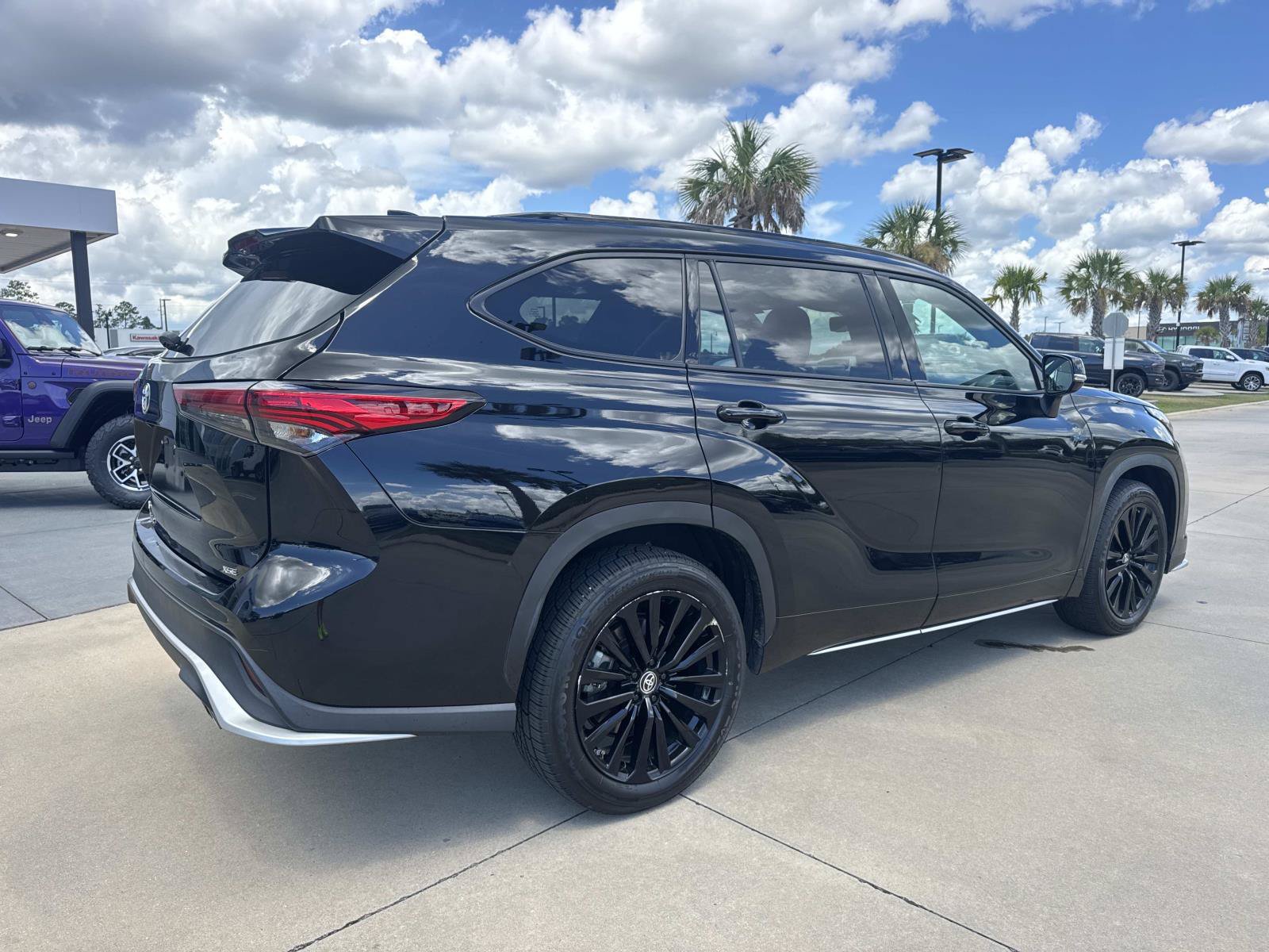Used 2023 Toyota Highlander XSE FWD image 7