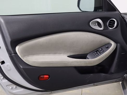 Used 2009 Nissan 370Z Touring image 11