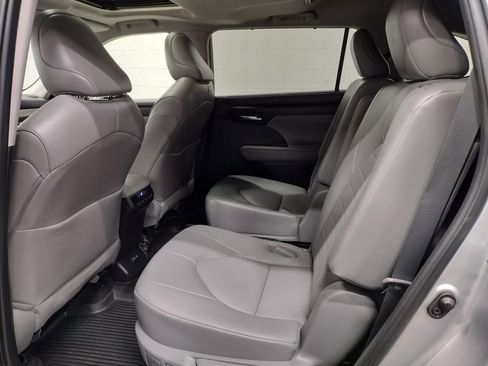 Used 2022 Toyota Highlander XLE image 26