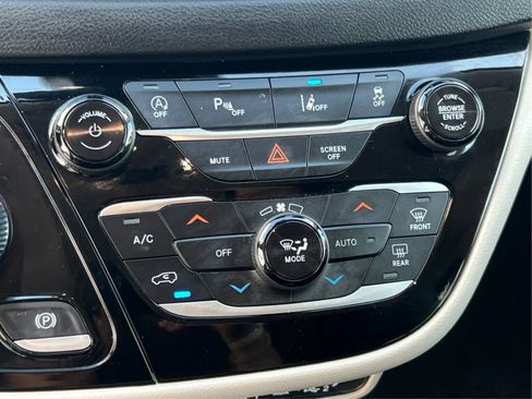 Used 2023 Chrysler Pacifica Touring-L FWD image 36