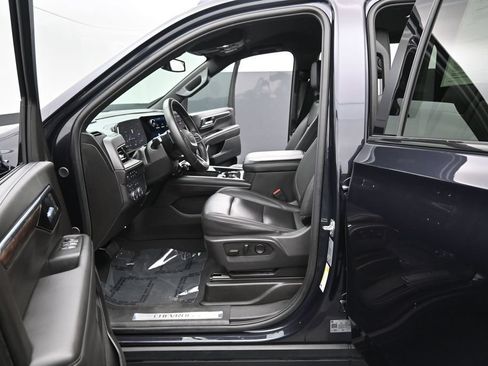 Used 2025 Chevrolet Suburban Z71 AWD/4WD image 12