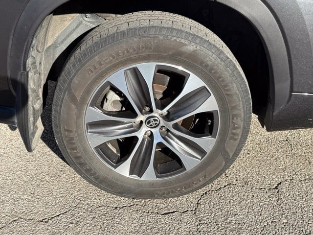 Used 2020 Toyota Highlander XLE AWD/4WD image 12