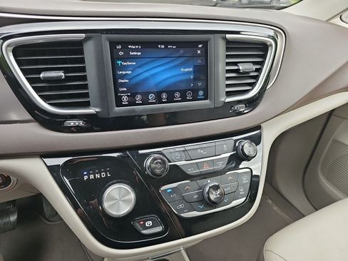 Used 2018 Chrysler Pacifica Touring-L FWD image 23