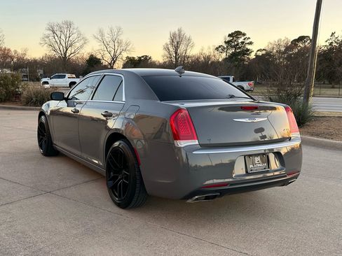 Used 2018 Chrysler 300 Touring w/ Chrome Appearance Package image 3