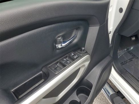 Used 2019 Nissan Titan SV image 9