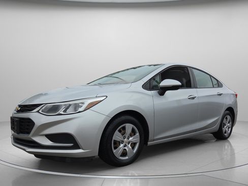 Used 2018 Chevrolet Cruze LS image 2