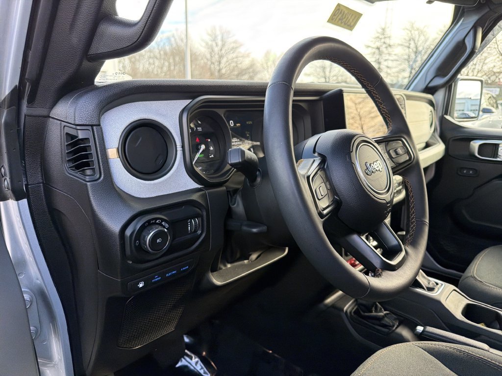 Used 2024 Jeep Wrangler Unlimited AWD/4WD image 23
