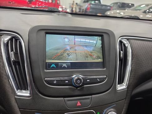 Used 2018 Chevrolet Malibu LT w/ LPO, Convenience Package 2 FWD image 9