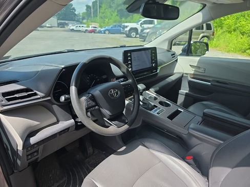 Used 2022 Toyota Sienna LE w/ LE Plus Package AWD/4WD image 9