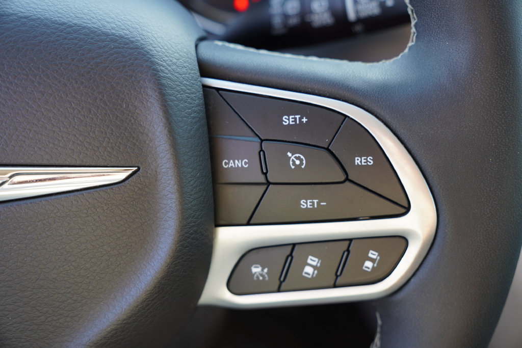 Used 2024 Chrysler Pacifica Limited FWD image 35