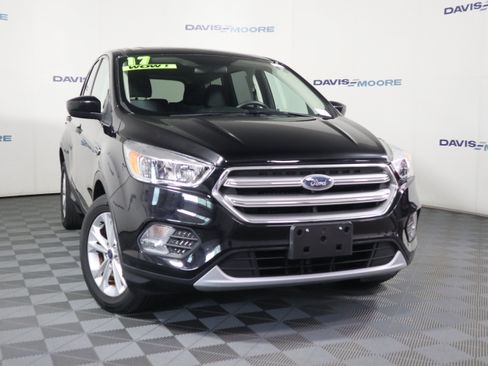 Used 2017 Ford Escape SE w/ SE Cold Weather Package AWD/4WD image 2