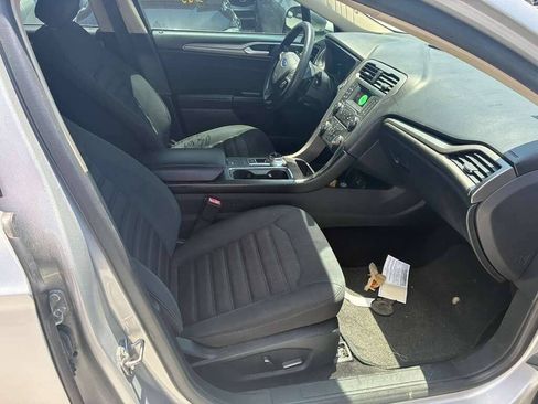 Used 2017 Ford Fusion SE FWD image 12