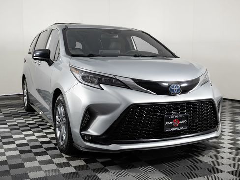 Used 2022 Toyota Sienna XSE image 11
