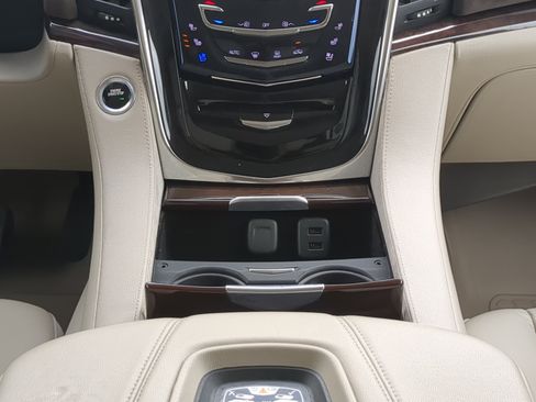 Used 2017 Cadillac Escalade ESV Luxury RWD image 17