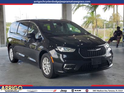 Used 2025 Chrysler Pacifica Select