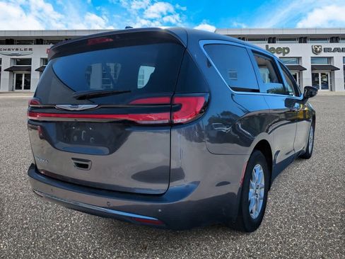 Used 2023 Chrysler Pacifica Touring-L image 8