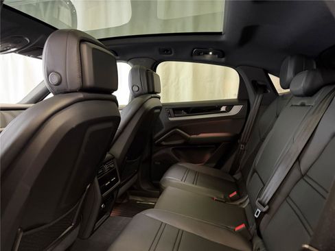 Certified 2025 Porsche Cayenne Coupe image 24