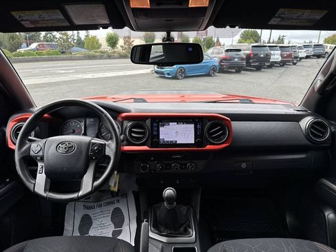 Used 2017 Toyota Tacoma TRD Sport w/ Tow Package AWD/4WD image 23