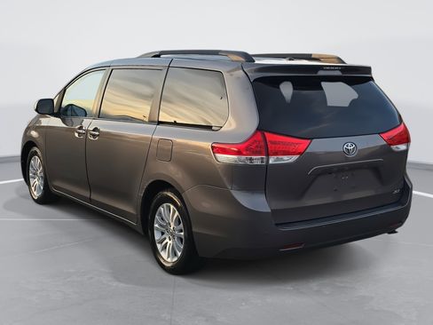 Used 2011 Toyota Sienna XLE image 7