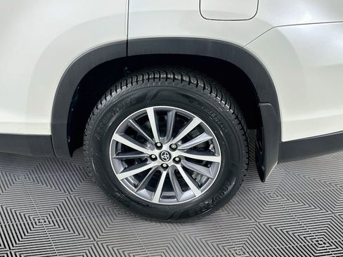 Used 2019 Toyota Highlander XLE AWD/4WD image 12