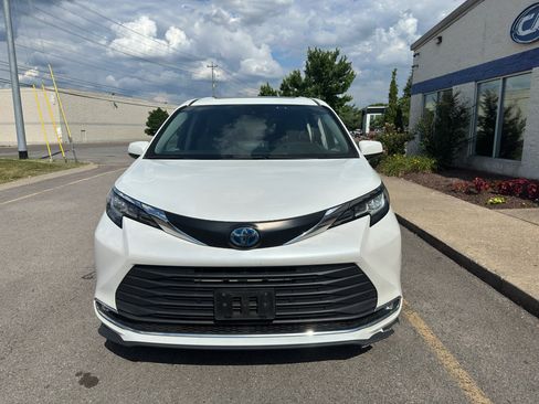Used 2023 Toyota Sienna XLE FWD image 9