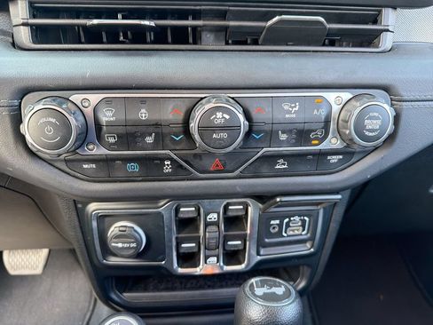 Used 2024 Jeep Wrangler Unlimited Sahara AWD/4WD image 16