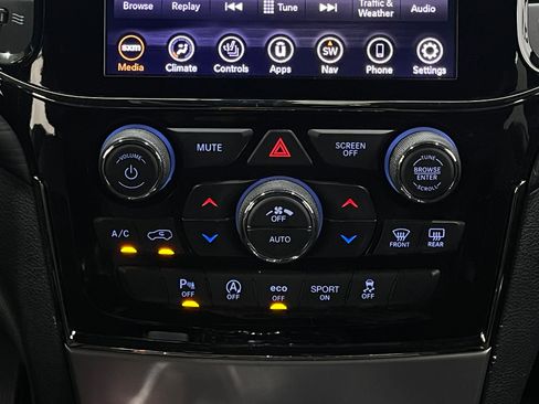 Used 2020 Jeep Grand Cherokee Altitude image 24