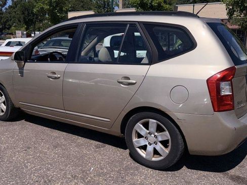 Used 2008 Kia Rondo LX w/ Convenience Pkg FWD image 4