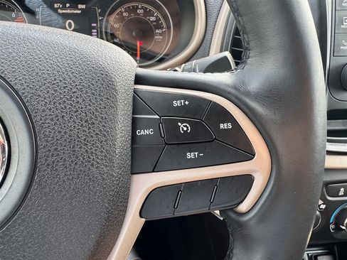 Used 2018 Jeep Cherokee Latitude w/ Altitude Package FWD image 12