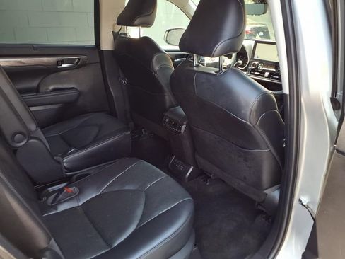 Used 2023 Toyota Highlander Platinum FWD image 22