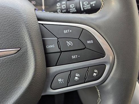 Used 2024 Chrysler Pacifica Touring-L image 26