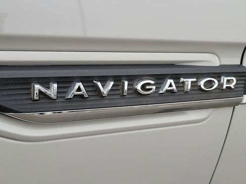 Used 2024 Lincoln Navigator L Reserve AWD/4WD image 9