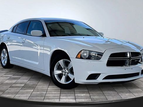 Used 2011 Dodge Charger SE RWD image 3