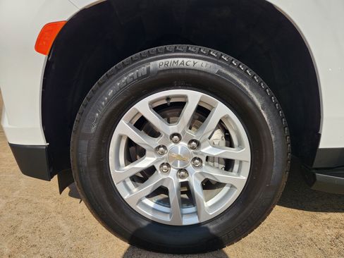 Certified 2024 Chevrolet Suburban LT RWD image 11
