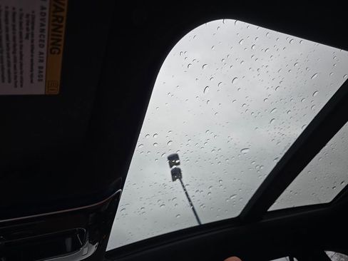 Used 2025 Mercedes-Benz GLC 300 4MATIC image 3