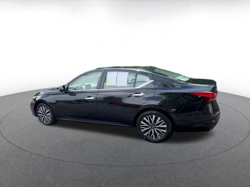Used 2025 Nissan Altima 2.5 SV FWD image 10