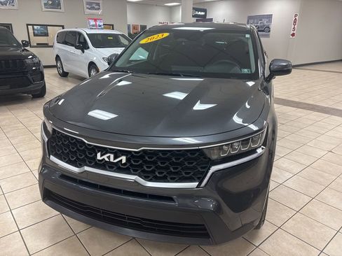 Used 2023 Kia Sorento LX image 2
