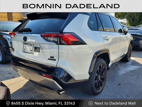 Used 2022 Toyota RAV4 SE image 3