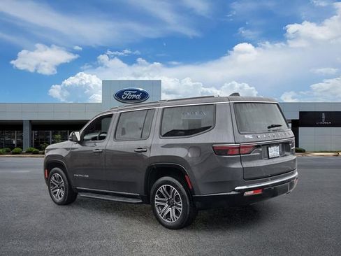Used 2025 Jeep Wagoneer 4WD image 3