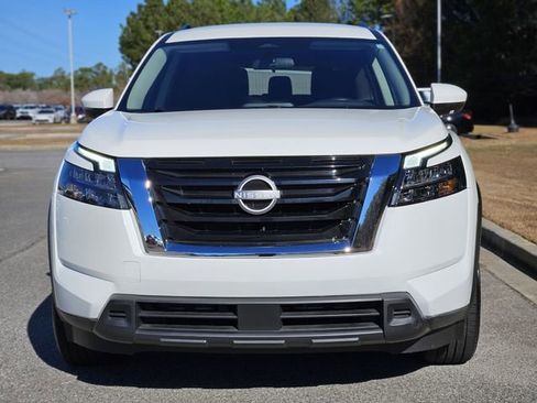 Used 2024 Nissan Pathfinder SV image 2