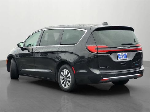 Used 2023 Chrysler Pacifica Touring-L image 4
