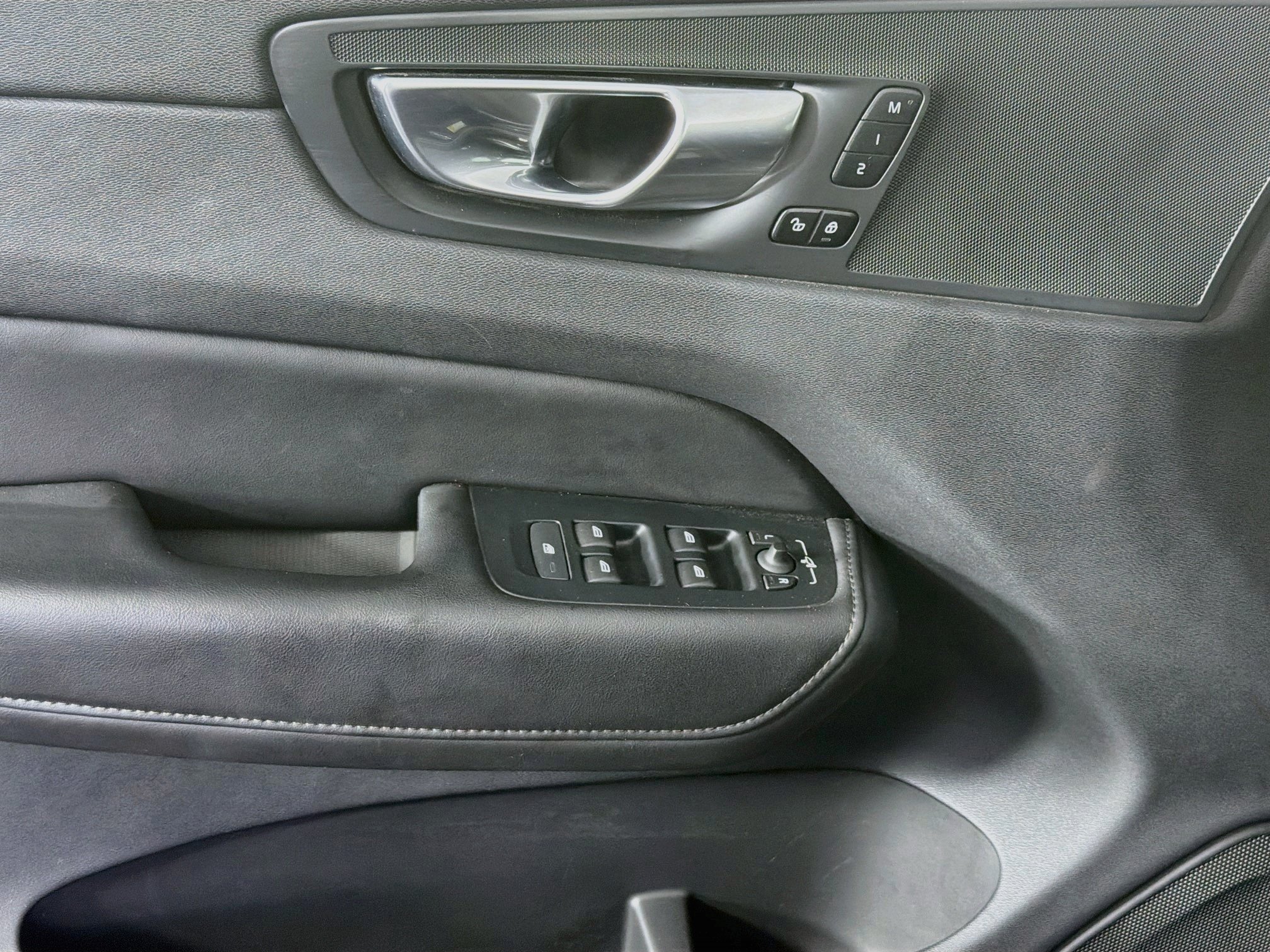 Used 2025 Volvo XC60 B5 Core AWD/4WD image 15
