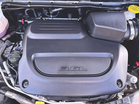 Used 2024 Chrysler Pacifica Touring-L FWD image 28