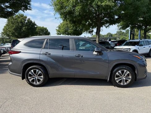 Used 2023 Toyota Highlander XLE AWD/4WD image 11