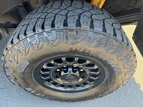 Used 2025 GMC Sierra 2500 AT4X w/ AT4X AEV Edition AWD/4WD image 9