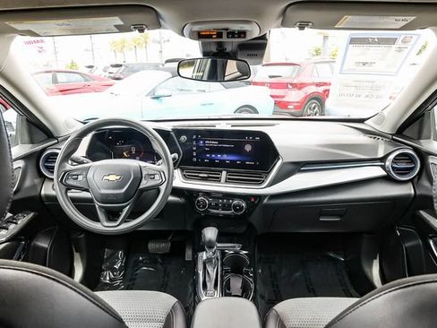 Used 2025 Chevrolet Trax LT FWD image 13