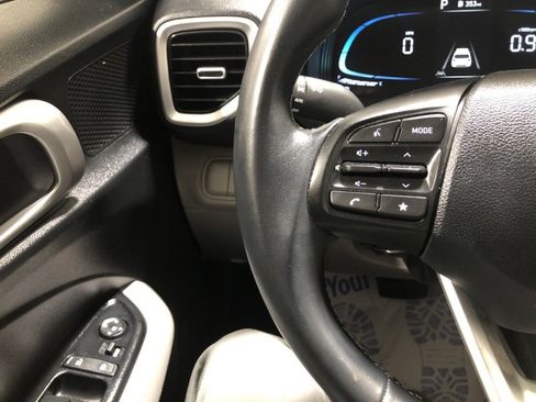Used 2023 Hyundai Venue SEL image 24