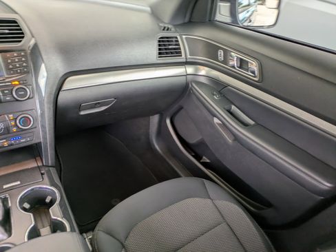 Certified 2018 Ford Explorer XLT FWD image 18