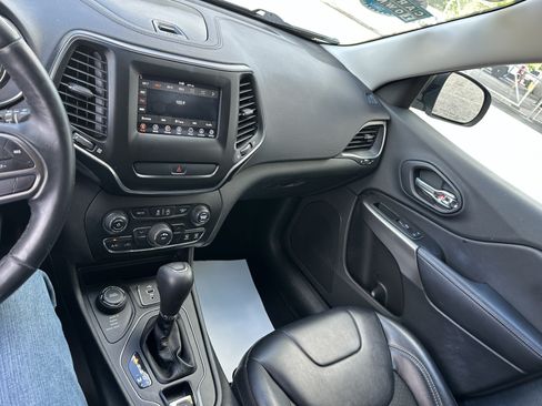Used 2019 Jeep Cherokee Latitude Plus AWD/4WD image 11